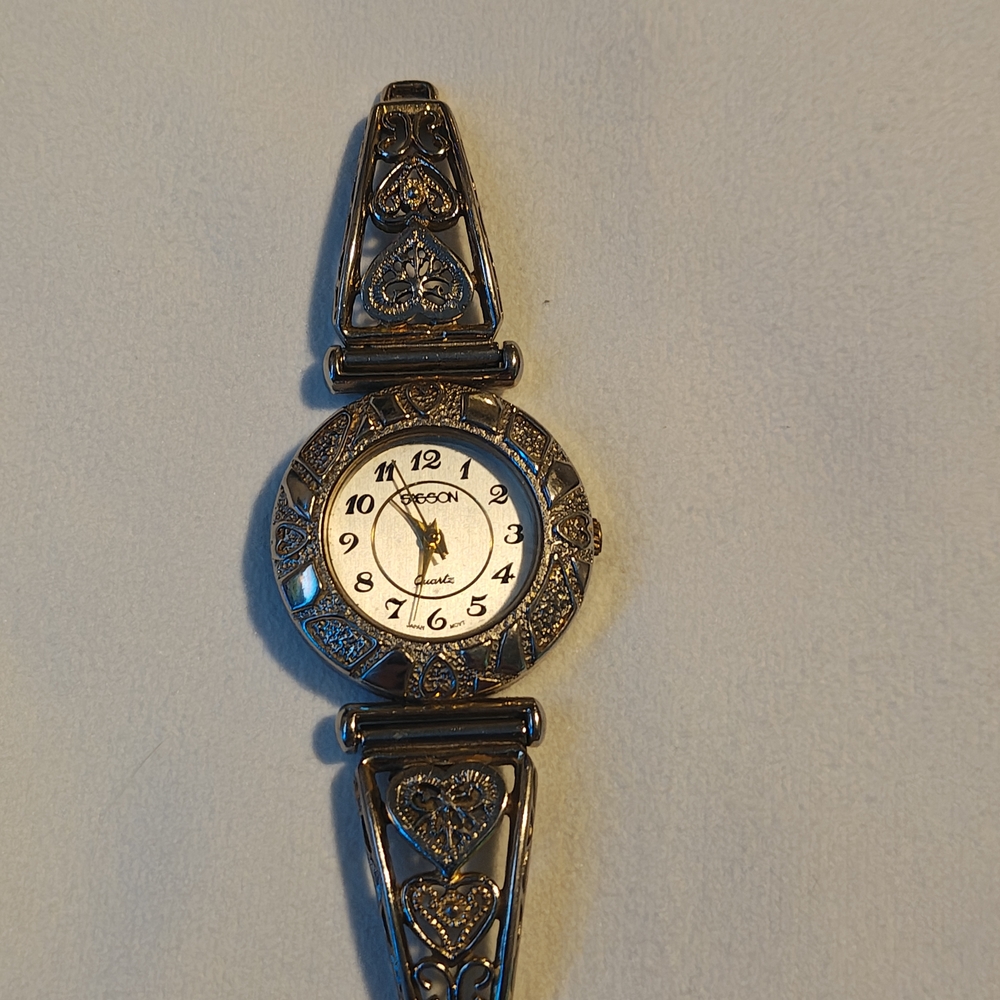 Vintage Sasson Ladies' Quartz Heart-Bracelet Watch – Charming Gold-Tone.